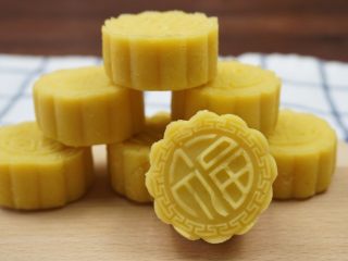 12、绿豆糕,简单又好吃的绿豆糕就做好了，放冰箱冷藏味道更佳！