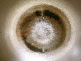 2、潮汕+炒麻叶,锅中煮水，放一大把粗盐。