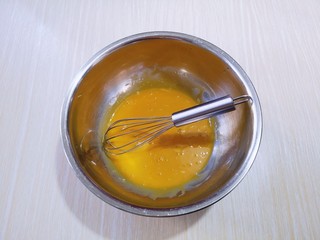 1、8寸红丝绒戚风蛋糕,蛋黄与蛋白分离,分别在无油无水的容器中,先做蛋黄糊,蛋黄用手动打蛋器打散。