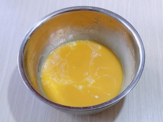 3、8寸红丝绒戚风蛋糕,再加入牛奶继续打均匀至看不到牛奶。