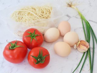1、番茄鸡蛋拌面,准备好材料