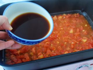 7、番茄鸡蛋拌面,加入刚才调好的酱汁