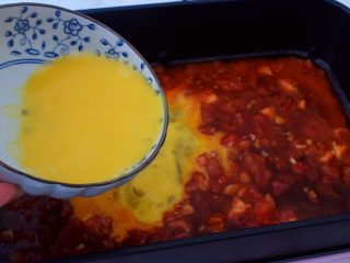 8、番茄鸡蛋拌面,再以画圈方式淋入鸡蛋液