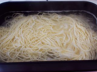 10、番茄鸡蛋拌面,另起锅烧开水，放入面条煮熟