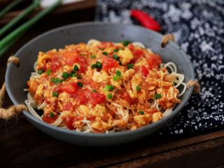 13、番茄鸡蛋拌面,舀上番茄鸡蛋，撒上葱花