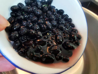 9、腊八粥,黑豆洗净泡发一个小时，倒入水锅中