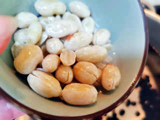 10、腊八粥,脱皮花生泡发倒入