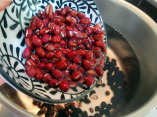 11、腊八粥,小红豆泡发加进去 