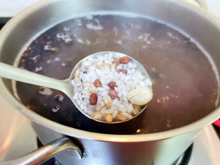 15、腊八粥,煮20分钟后，糯米已熟，其他食材也变软