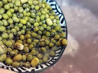 17、腊八粥,绿豆，煮10分钟后关火焖20分钟