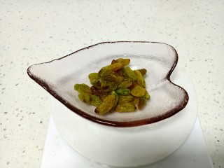 1、椰蓉、酸奶、葡萄干方块,葡萄干洗净控干水分