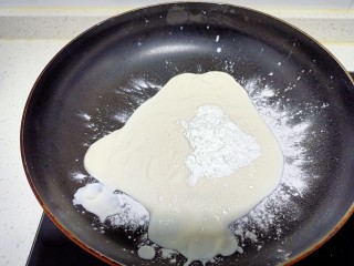 5、椰蓉、酸奶、葡萄干方块,倒入淀粉