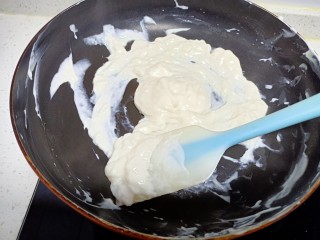 6、椰蓉、酸奶、葡萄干方块,搅拌均匀