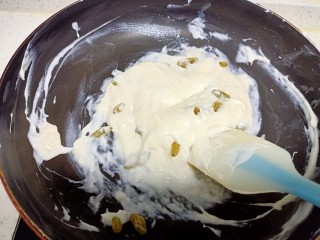 8、椰蓉、酸奶、葡萄干方块,翻炒均匀