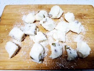 13、椰蓉、酸奶、葡萄干方块,切成小方块