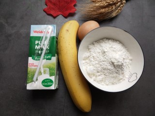 2、香蕉牛奶松饼,准备食材。