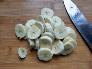 3、香蕉牛奶松饼,香蕉切片。