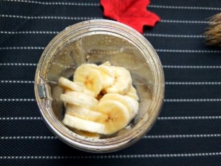 4、香蕉牛奶松饼,放入料理机的杯中。