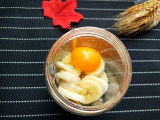 5、香蕉牛奶松饼,打入鸡蛋。