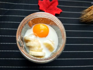 6、香蕉牛奶松饼,倒入牛奶。