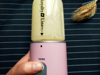 7、香蕉牛奶松饼,按启动键搅拌。