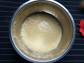 8、香蕉牛奶松饼,倒入大碗中。