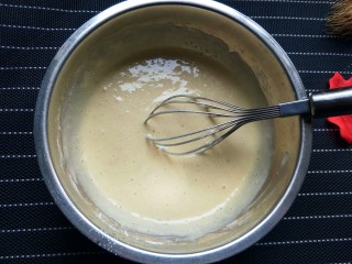 10、香蕉牛奶松饼,搅拌均匀。