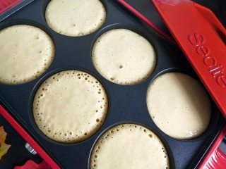 12、香蕉牛奶松饼,倒入面糊。