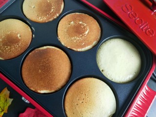 13、香蕉牛奶松饼,面糊有气泡的时候可以翻一面。