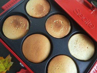 14、香蕉牛奶松饼,香蕉牛奶松饼做好。