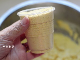 1、玉米面发糕,把100克玉米粉放入盆中。100克玉米粉大约是使用一次性水杯盛一平杯的量