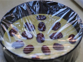 11、玉米面发糕,盖上一层保鲜膜，在保鲜膜上面用牙签扎几个小孔再蒸，蒸出的发糕表面更光滑