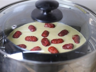 12、玉米面发糕,上锅蒸40分钟，然后关火焖5分钟