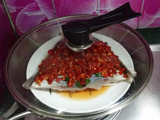 7、剁椒鱼头,蒸锅水烧开后放入鱼头