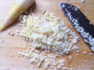 9、小龙虾鲜笋咸蛋黄烧卖,然后也切成小小丁。