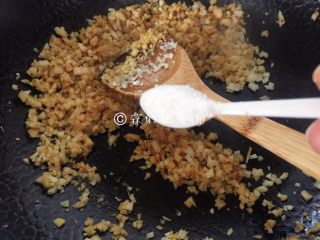 11、小龙虾鲜笋咸蛋黄烧卖,加生抽和白糖翻炒均匀后,再加一点点水,盖上锅盖焖煮2分钟左右。