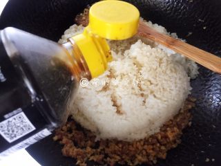 13、小龙虾鲜笋咸蛋黄烧卖,随后把蒸熟的糯米倒入,再根据个人口味加入生抽