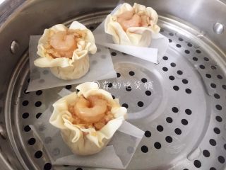 18、小龙虾鲜笋咸蛋黄烧卖,顶上再放一个小龙虾肉肉,开水上锅,旺火,蒸15分钟。