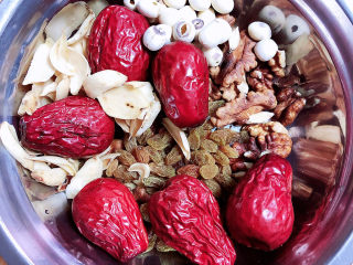 2、腊八粥,准备好红枣、核桃、百合、莲子、葡萄干。