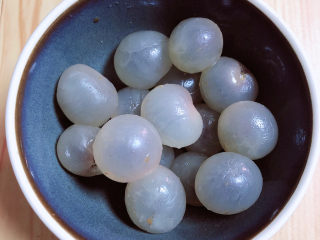 4、腊八粥,剥去外皮,洗净待用。