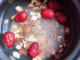 6、腊八粥,倒入500ml水。