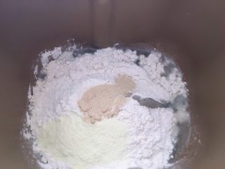 2、满屋飘香，吃过一次就爱上的椰蓉面包,将以上材料（除椰蓉、蜜豆、蛋液外）分别放入面包机内