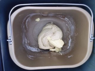 3、满屋飘香，吃过一次就爱上的椰蓉面包,启动揉面功能，揉面约25分钟