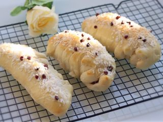 11、满屋飘香，吃过一次就爱上的椰蓉面包,烤箱180度预热，烤约15分钟即可!