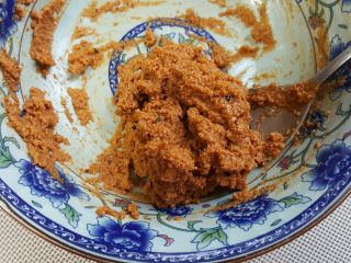 2、油旋儿,2．用勺子将其搅拌均匀备用。