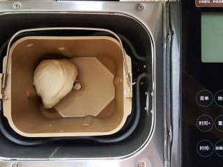 3、油旋儿,3．将面团用料全部称量，准确后放入面包机桶内，开启揉面程序。