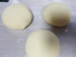 5、油旋儿,5．将面团平均分成三份滚圆备用。