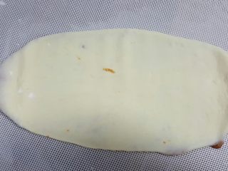 8、油旋儿,8．三个全部包好后，取一个轻轻地擀长，这时馅料可能会有挤出，没有关系。