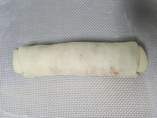 9、油旋儿,9．将擀长的椭圆形面皮，从上而下卷起。
