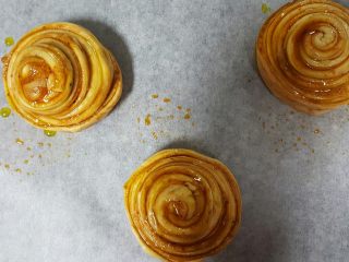 15、油旋儿,15．三个依次做好，表面刷适量的胡麻油。